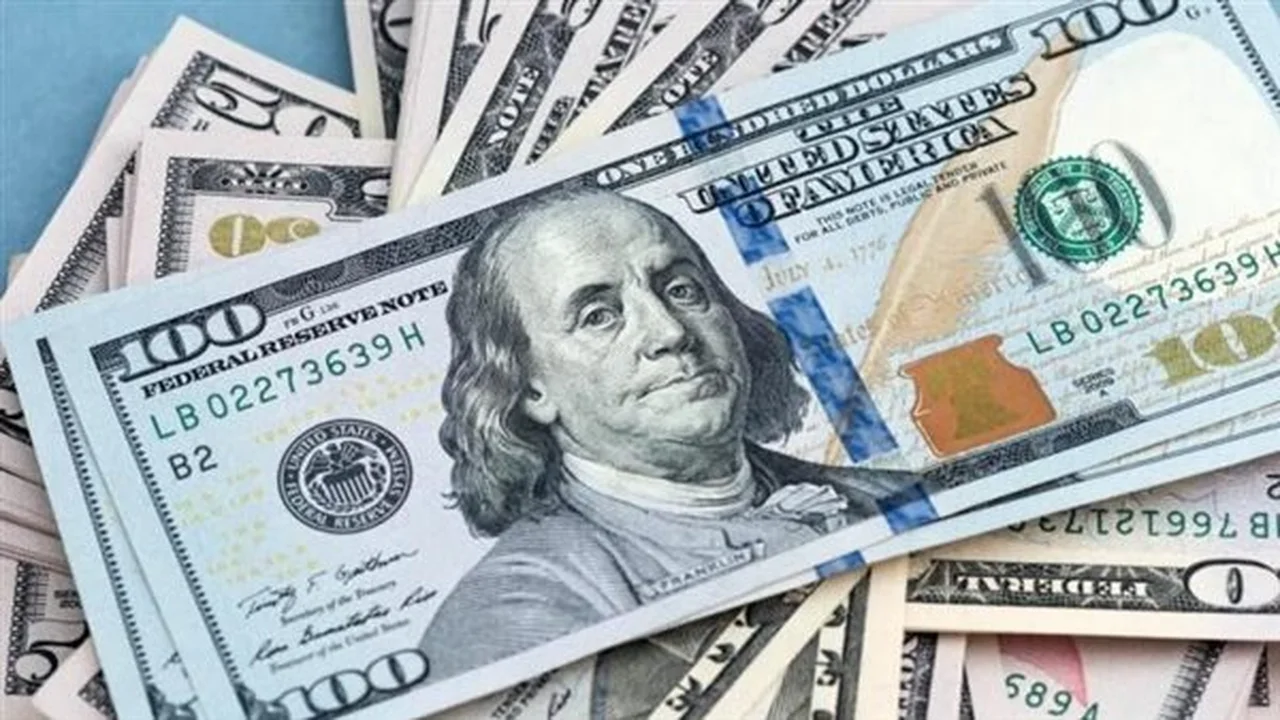 تراجع مفاجئ.. سعر الدولار يسجل مستويات جديدة بمنتصف تعاملات الإثنين بمصر